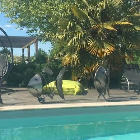 度假居 Longere Avec Piscine Partagee 贝加当